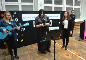 Występ artystyczny absolwentek XXIII LO od lewej Anna Miazek, Iga Chwiałkowska i uczennica XXIII LO